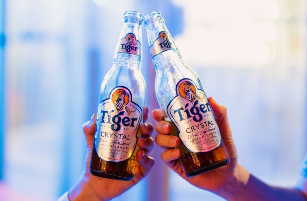 Hình ảnh chúc nhau chai bia Tiger